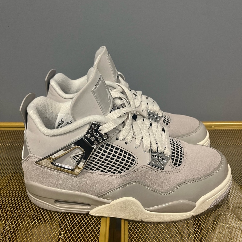 Jordan 4’s Frozen Moments, Women 7